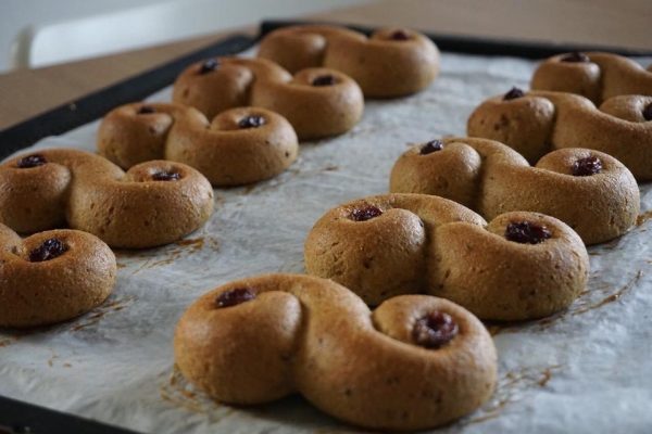 En plåt med nygräddade lussekatter