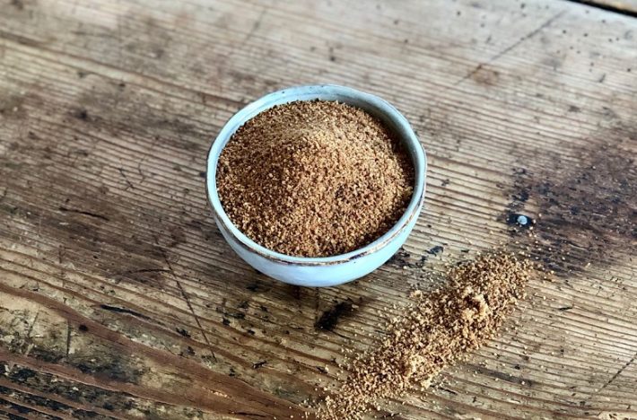 kokossocker i en liten skål