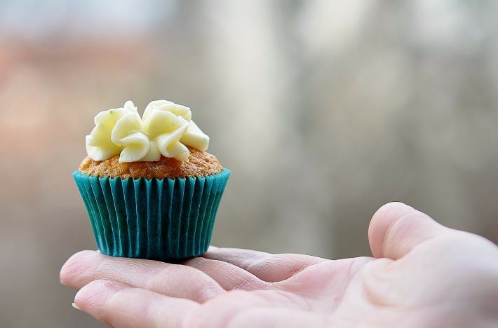 liten muffins i hand