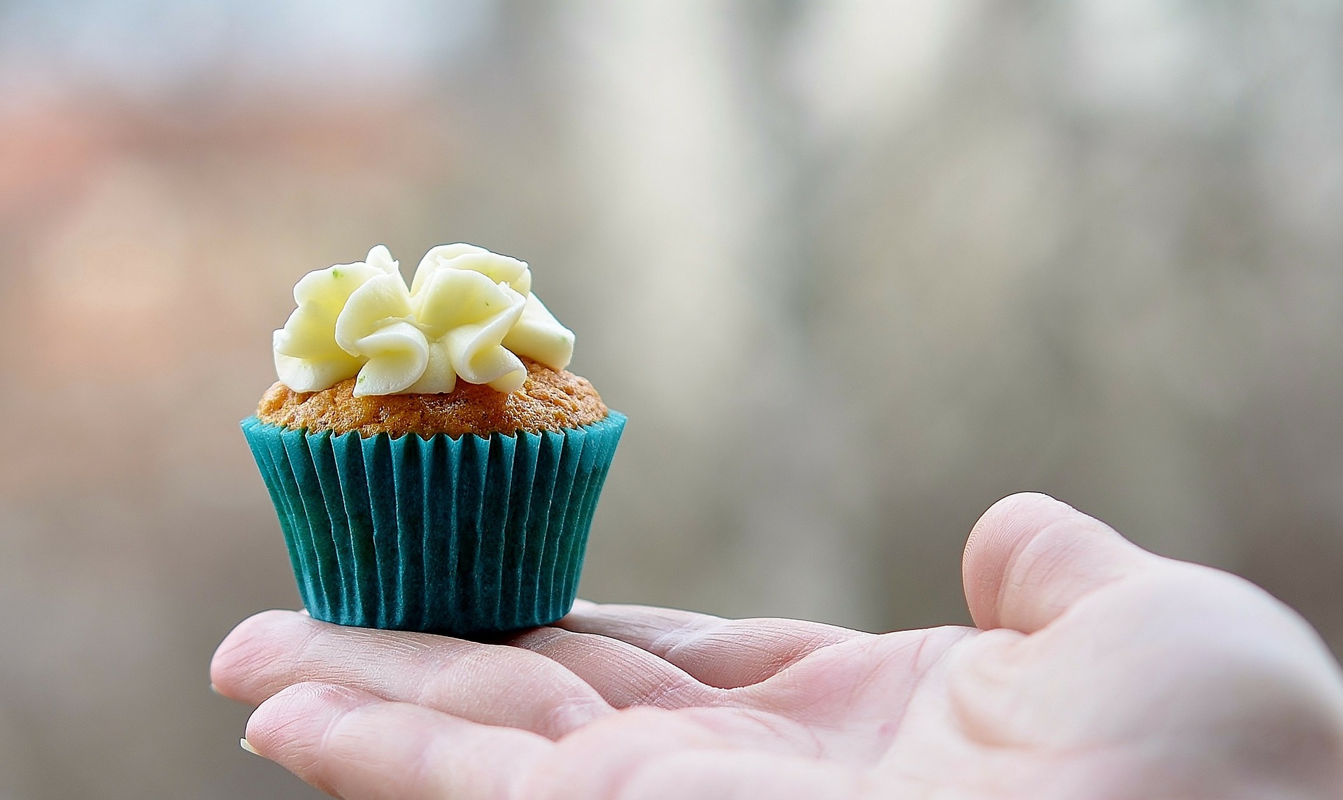 liten muffins i hand