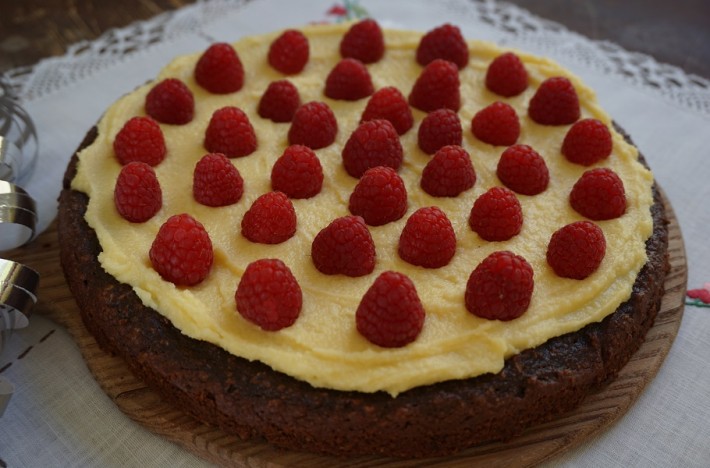 Njutbar Chokladtårta med Lemon Curd toppad med hallon