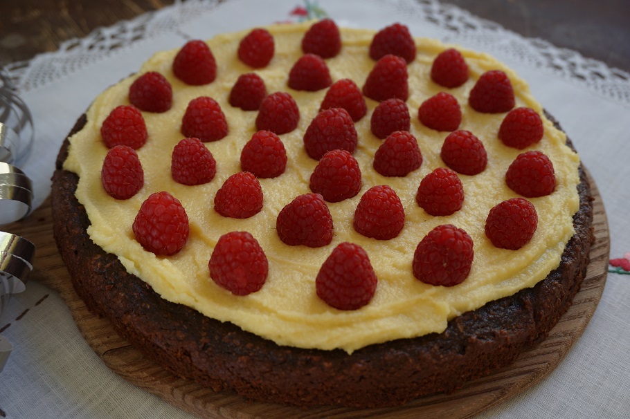 Njutbar Chokladtårta med Lemon Curd toppad med hallon