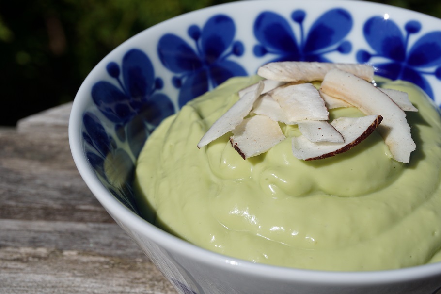 Skål med Frisk Avokadokräm toppad med kokosflan