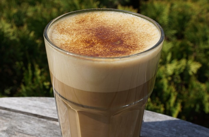 Stort glas med Paleokaffe med lakrits och ingefära