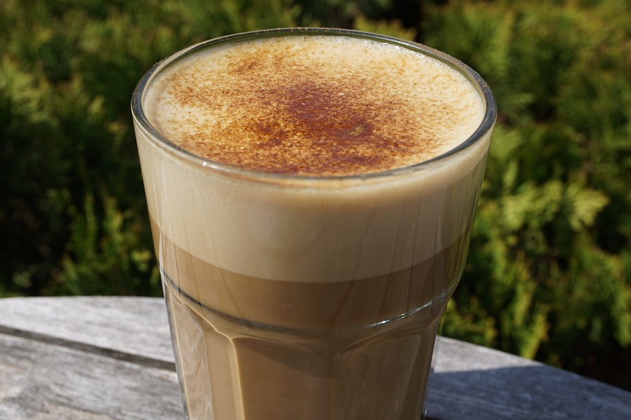 Stort glas med Paleokaffe med lakrits och ingefära