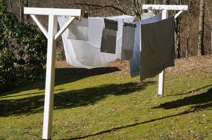 Lakan hänger på tork utomhus, tvättade med tvättnötter