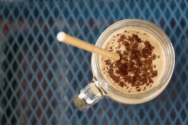 Kaffesmoothie i glas med sugrör