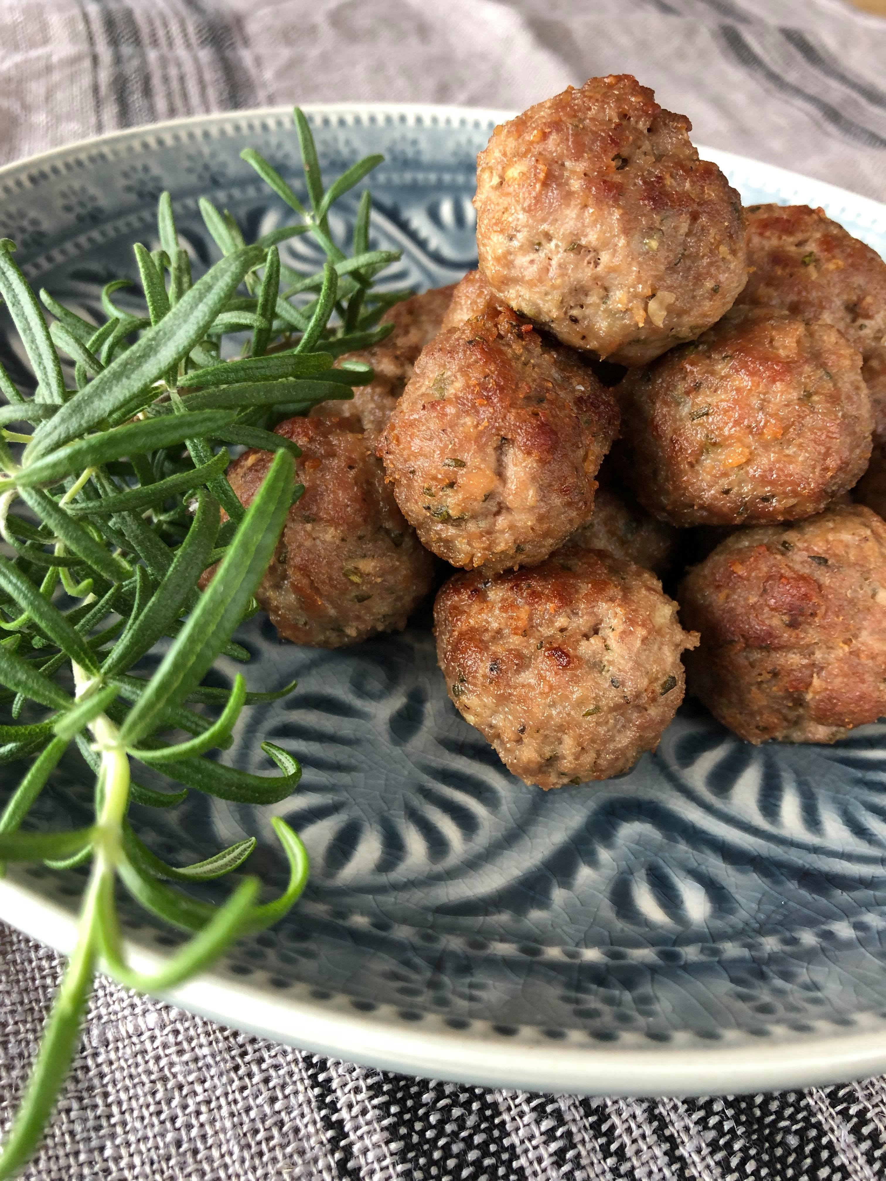 Lammköttbullar på ett fat