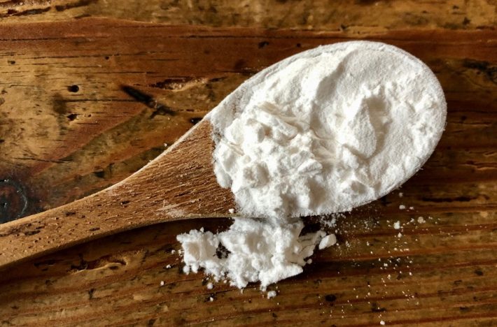 Tapiokastärkelse på en liten träsked