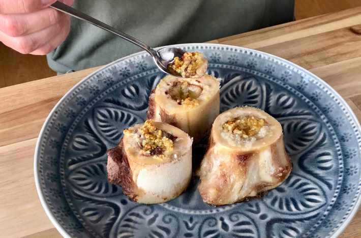 Rostade märgben med vitlök och havssalt