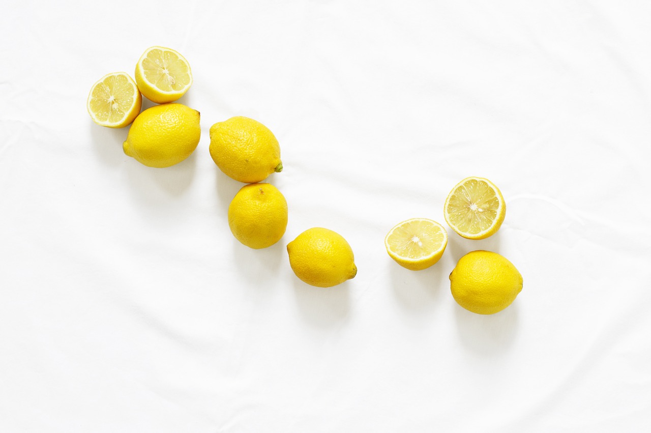 Citroner utspridda på ett bord, fyllda med C-vitamin