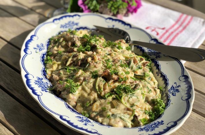 Krämiga zucchininudlar med kantareller