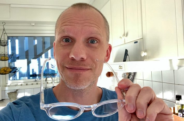 Magnus är på väg att sätta på sig DLIGHTS blåljusblockerande glasögon