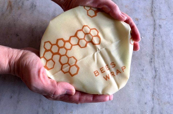 Slår in en halv vitkål i Bee´s Wrap