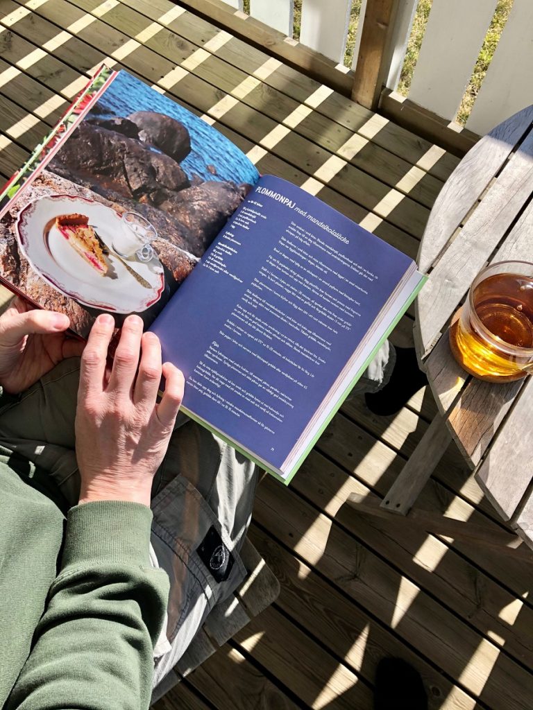 Läser ur Birgitta Höglunds bakbok Baka med frukt och grönt