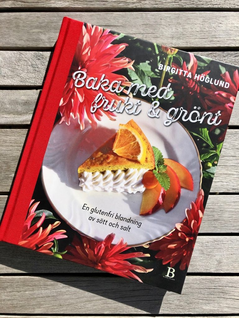 Omslaget till bakboken Baka med frukt och grönt av författaren Birgitta Höglund