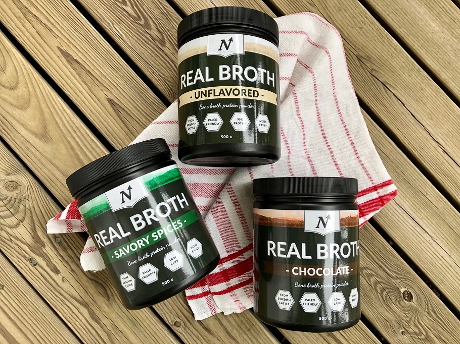 Tre burkar med benbuljongspulver Real Broth i olika smaker