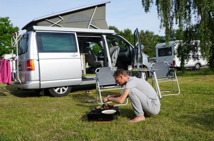 Sitta på huk och laga mat