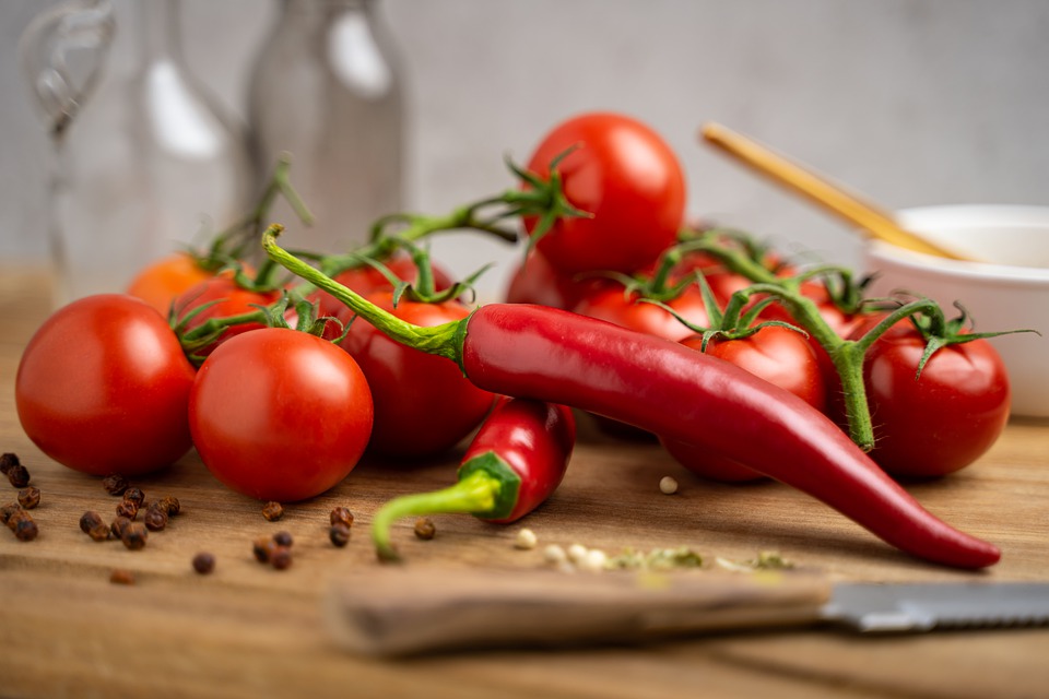 Tomater och chili på ett bord