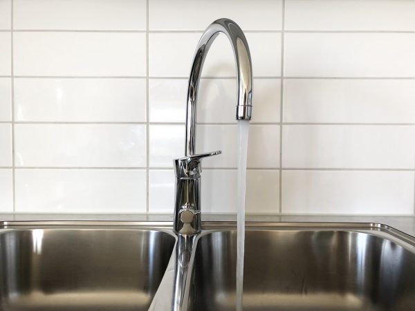 Med en vattenreningskanna får du rent vatten från kranen.