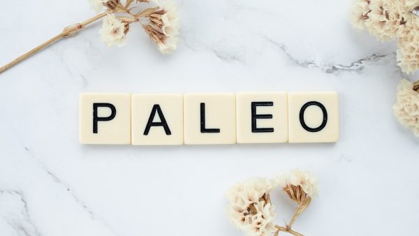 Ordet Paleo skrivet med bokstäver från ett Alfapet