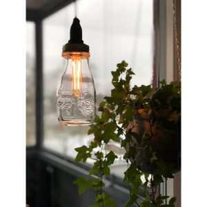 Foto på en fönsterlampa gjord på en syltburk, en så kallad syltburkslampa