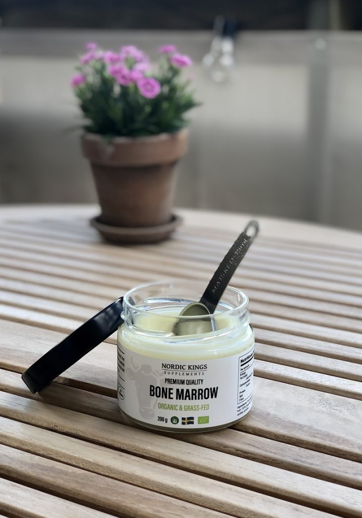 Bild på Nordic Kings Bone Marrow, som står på ett bord framför en blomma.