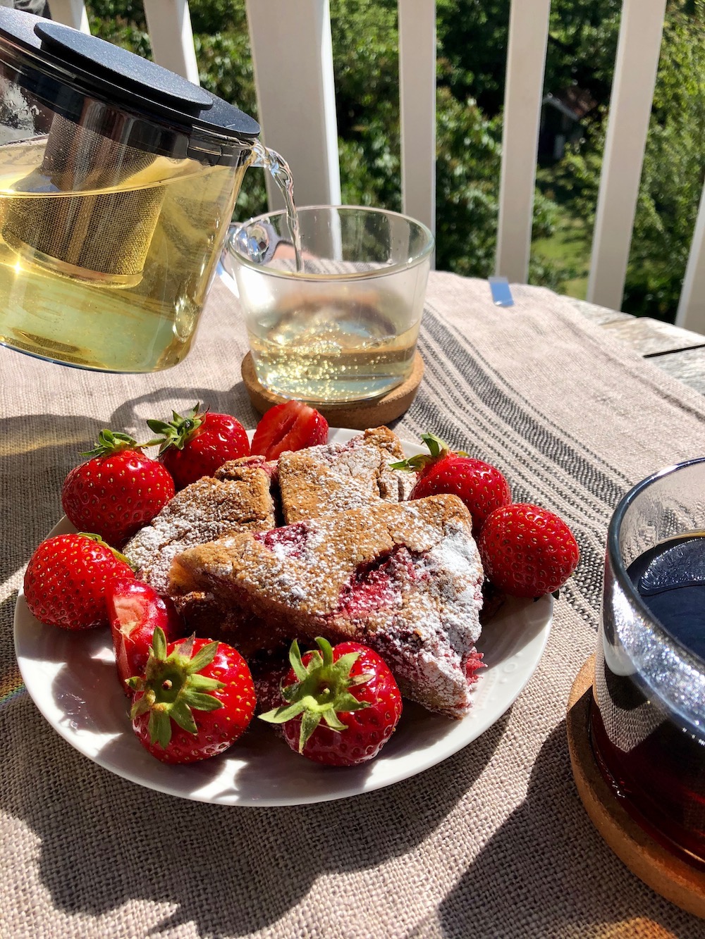 Somrig bild på scones bakad på jordgubbar
