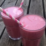 Två glas med hallonsmoothie